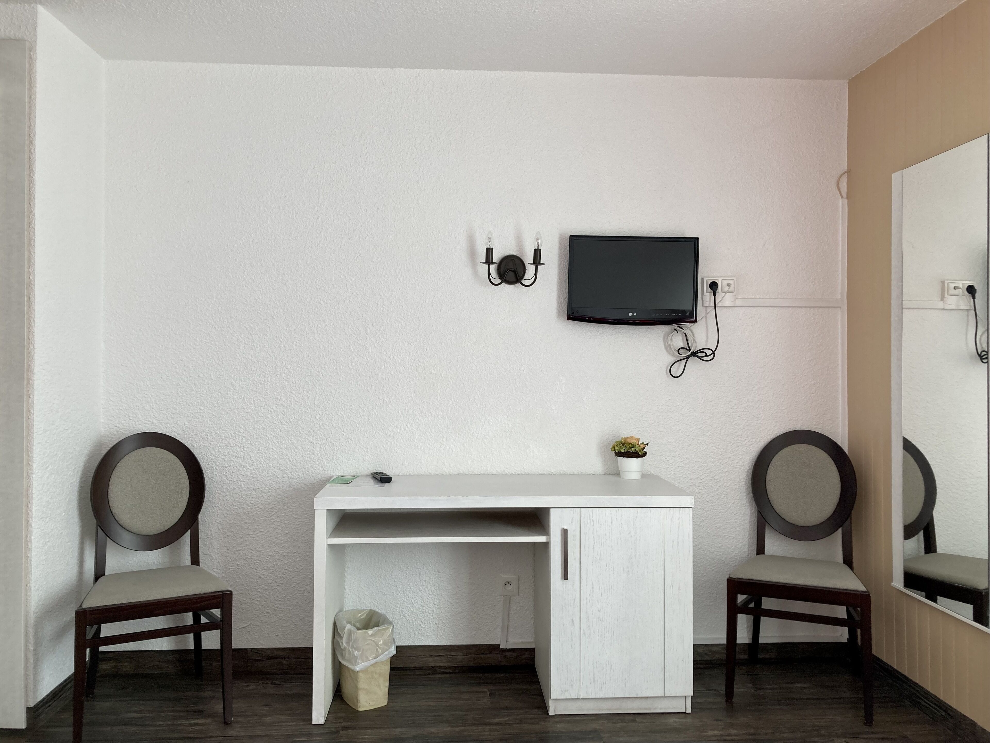 twin room | desk, iron/ironing board, free wifi, bed sheets