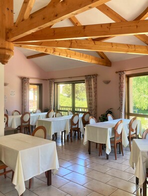 Petit déjeuner continental (8.50 EUR par personne)