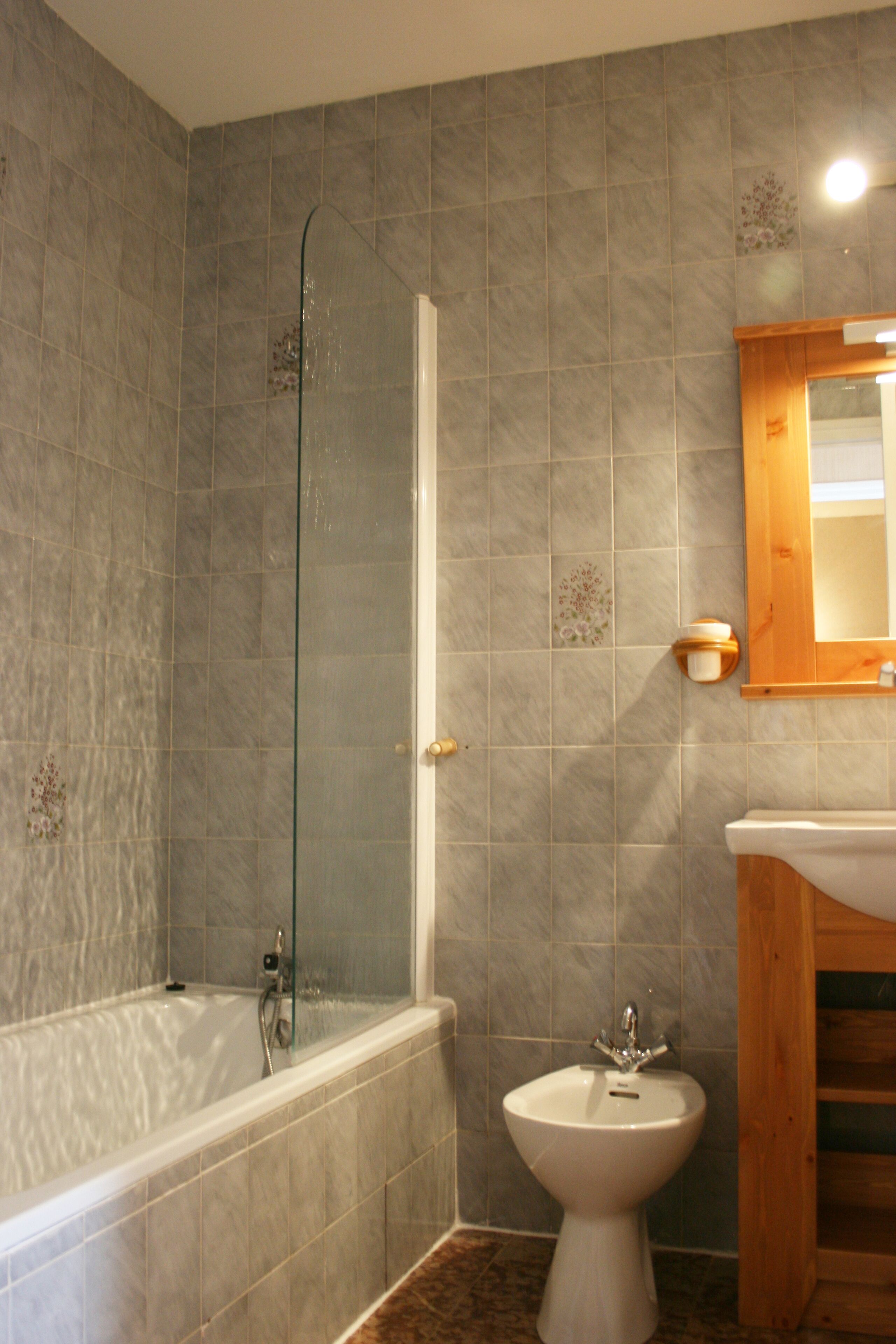 family bungalow | bathroom | free toiletries, hair dryer, bidet, towels