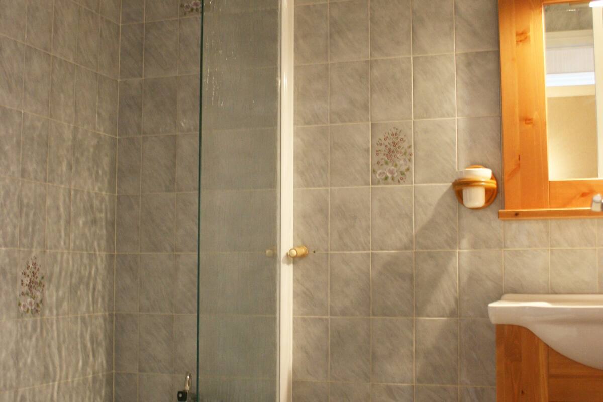 family bungalow | bathroom | free toiletries, hair dryer, bidet, towels