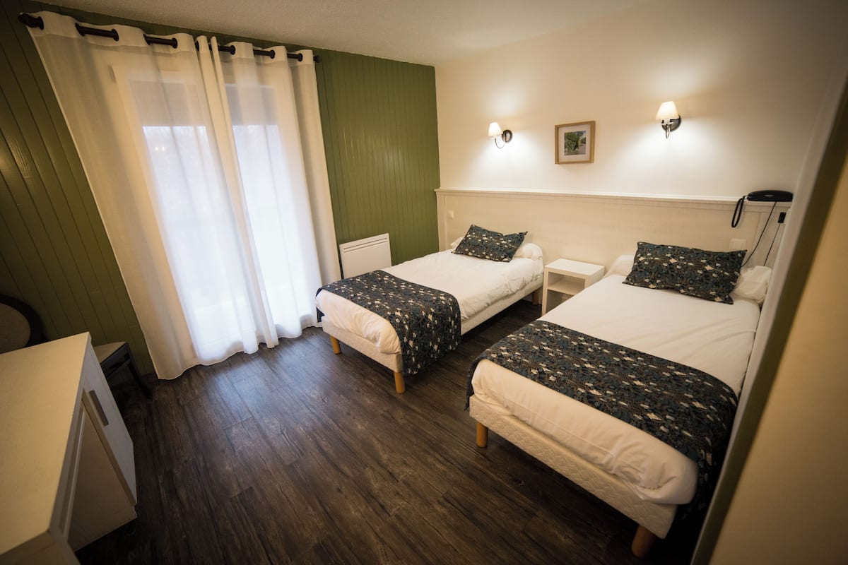 twin room | desk, iron/ironing board, free wifi, bed sheets