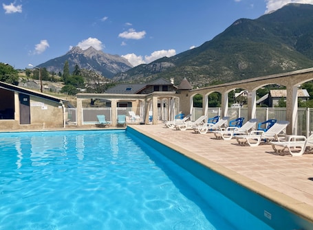 Indoor pool, seasonal outdoor pool, sun loungers