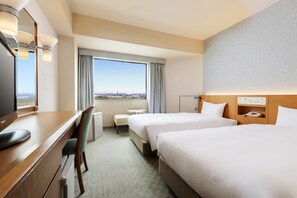 Down duvets, desk, laptop workspace, blackout curtains - Miyako Hotel Amagasaki (Amagasaki)