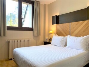 Dobbeltrom – basic | Skrivebord, wi-fi (inkludert) og sengetøy