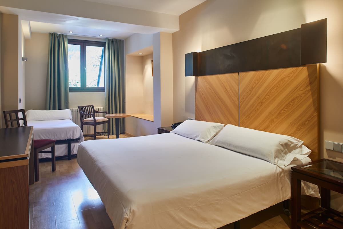 triple room | desk, free wifi, bed sheets