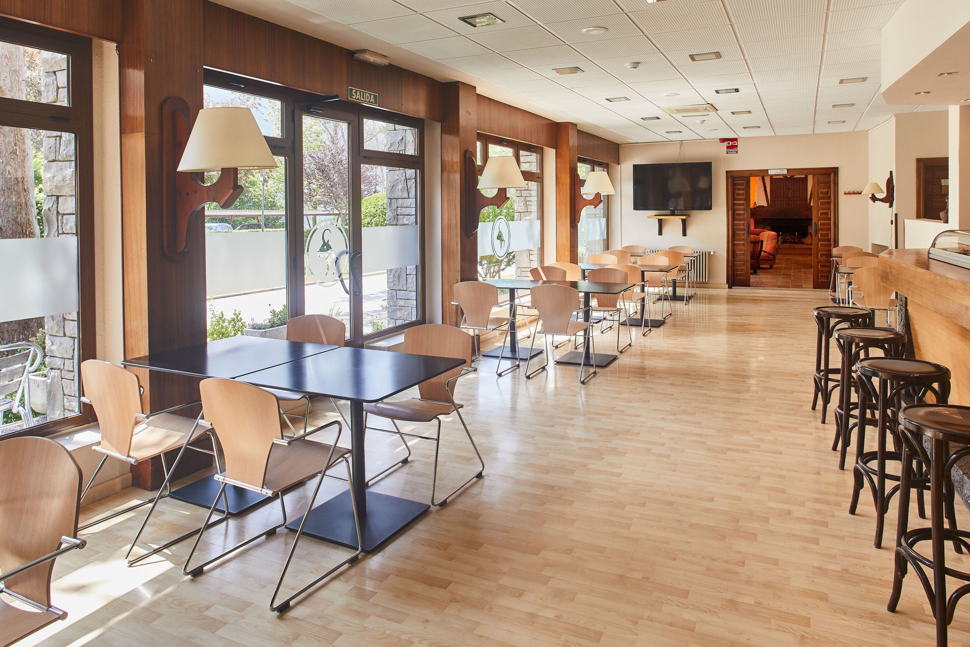 breakfast, lunch, dinner served; international cuisine, pool views