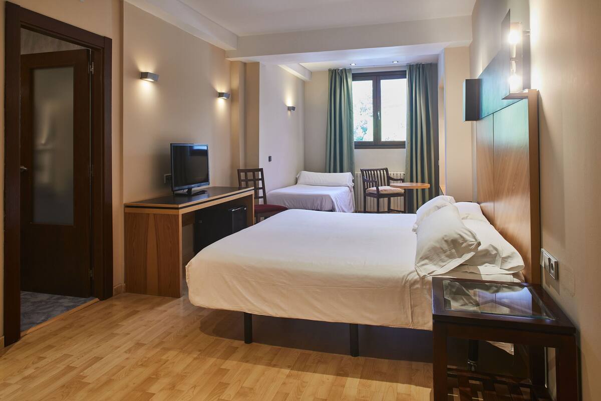 triple room | desk, free wifi, bed sheets