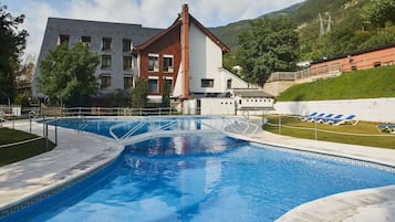 Seasonal outdoor pool, sun loungers