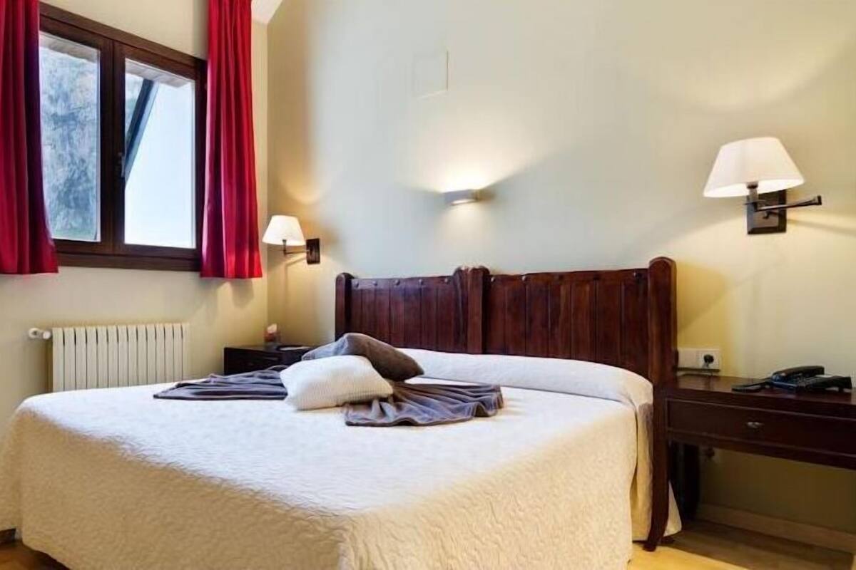 Desk, WiFi (free), bed sheets
