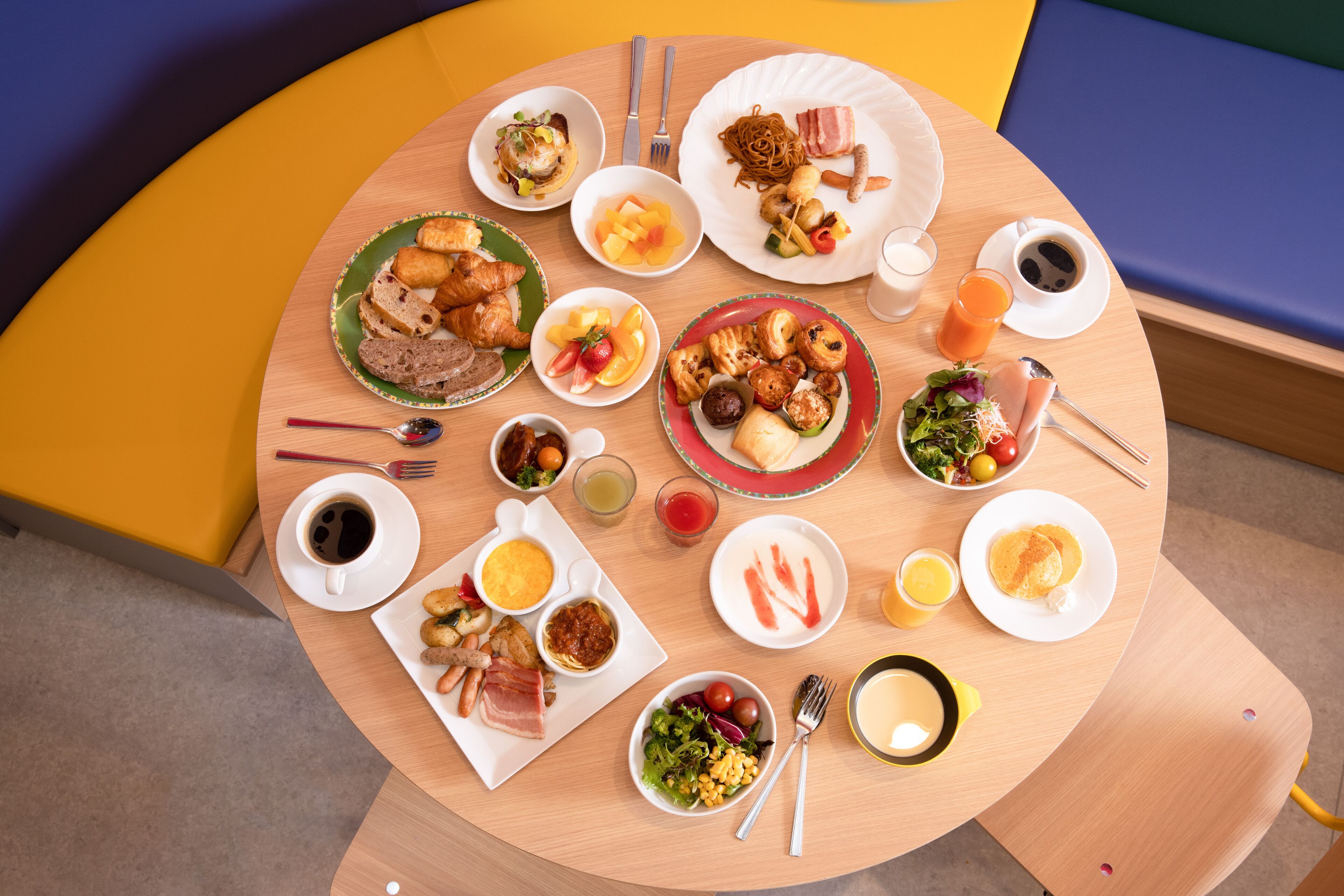 daily buffet breakfast (jpy 2970 per person)