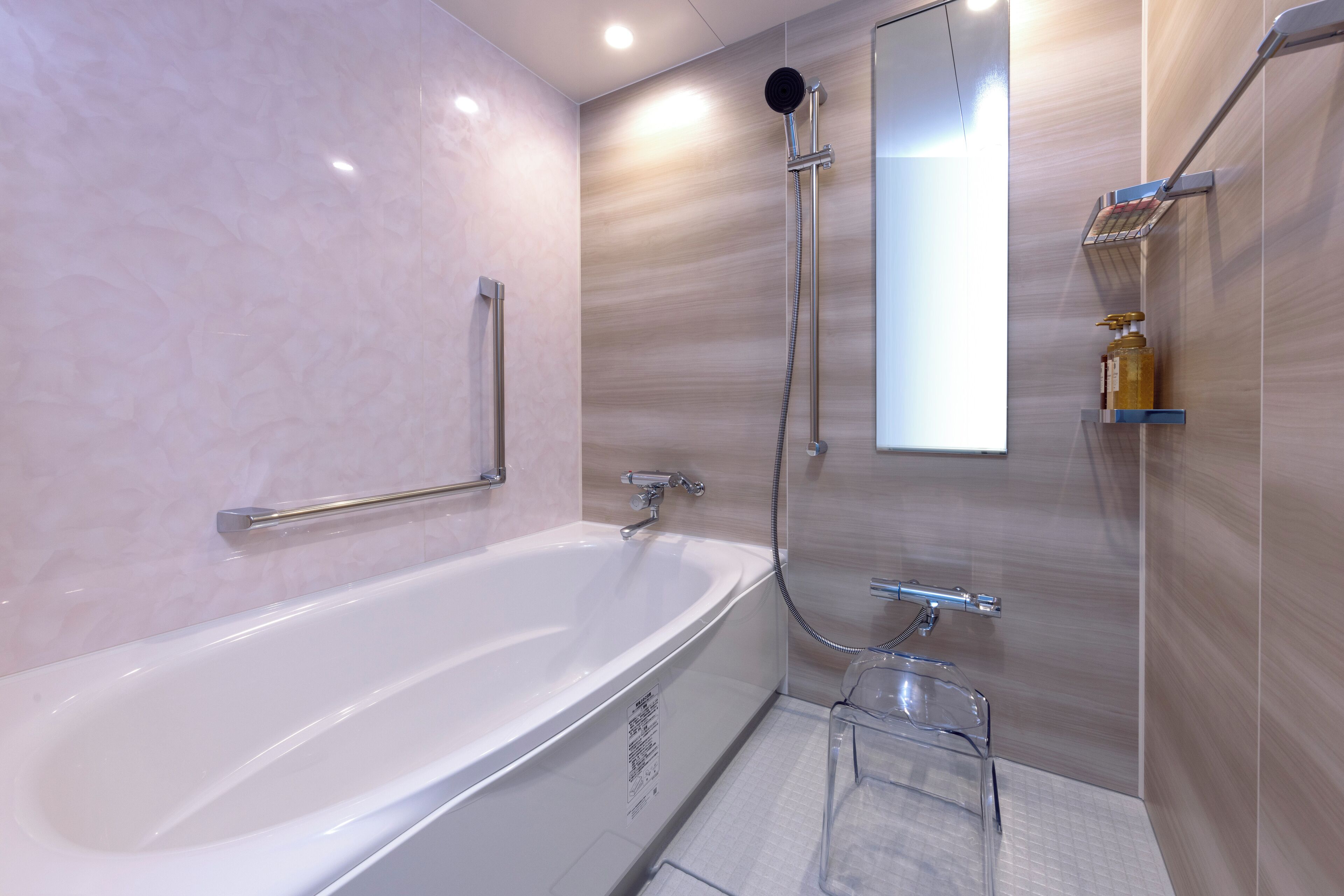 deluxe corner room, non smoking | bathroom | combined shower/bathtub, free toiletries, hair dryer, slippers