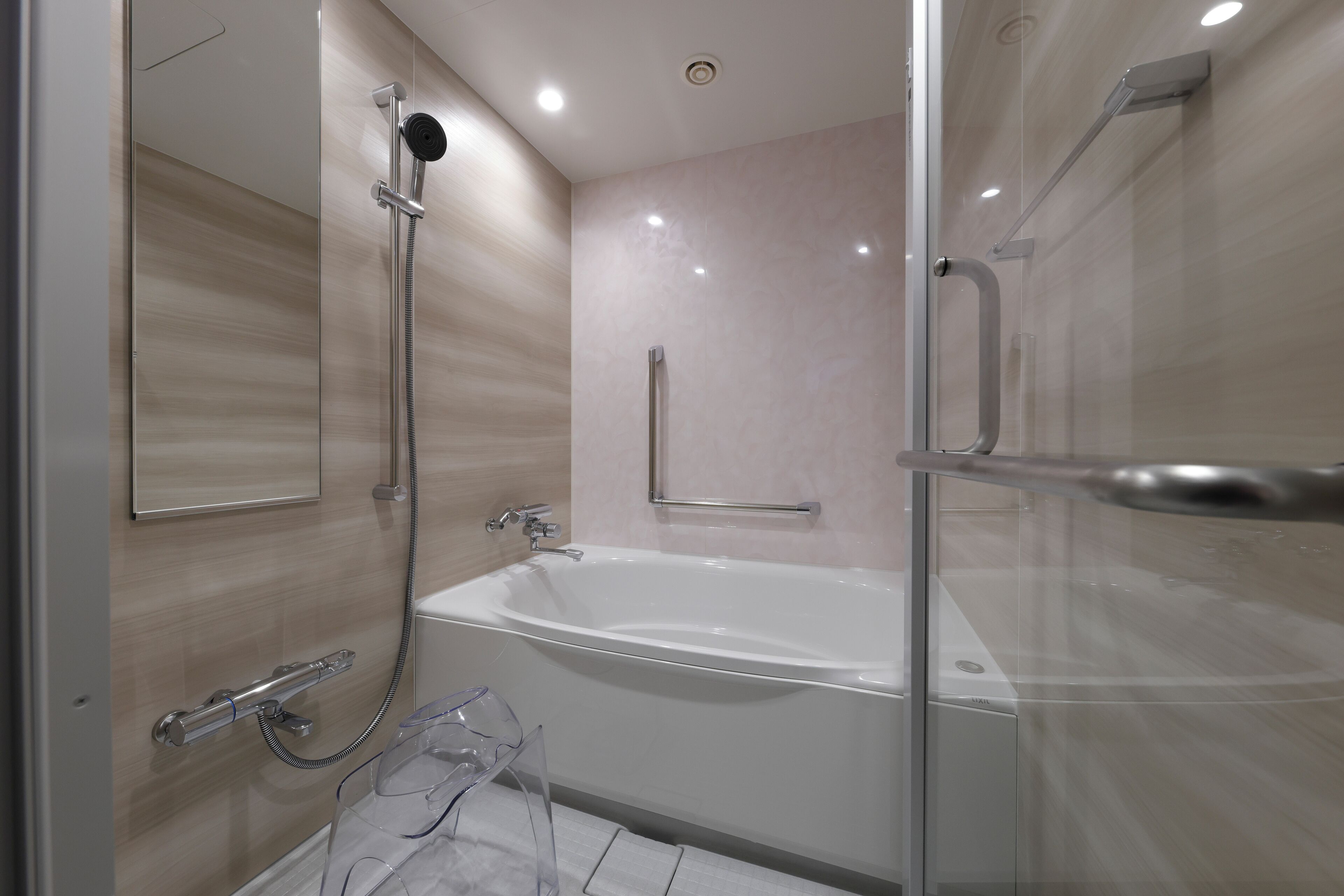 superior twin room, non smoking | bathroom | combined shower/bathtub, free toiletries, hair dryer, slippers