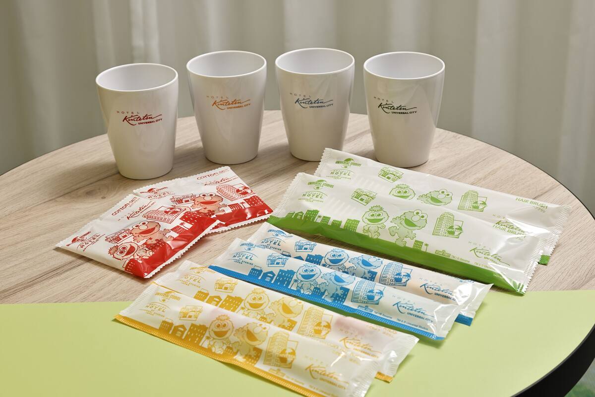 Una mesa con cinco tazas blancas y varios paquetes de productos para el cuidado del cabello.