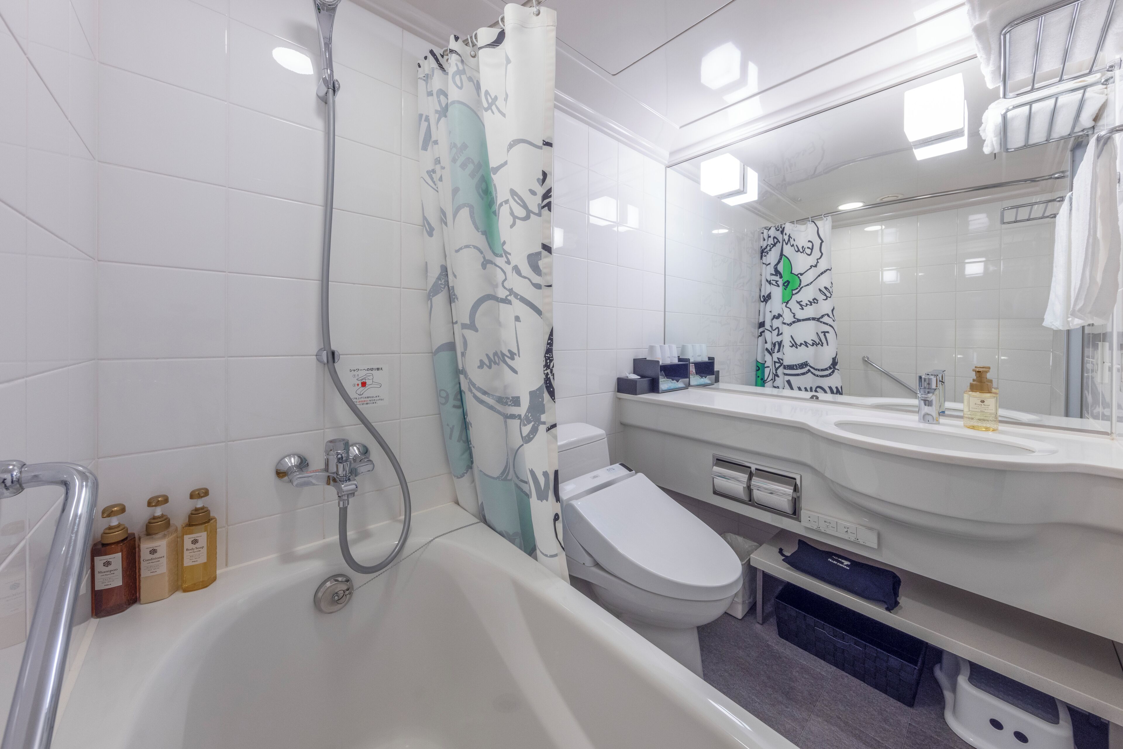 combined shower/bathtub, free toiletries, hair dryer, slippers