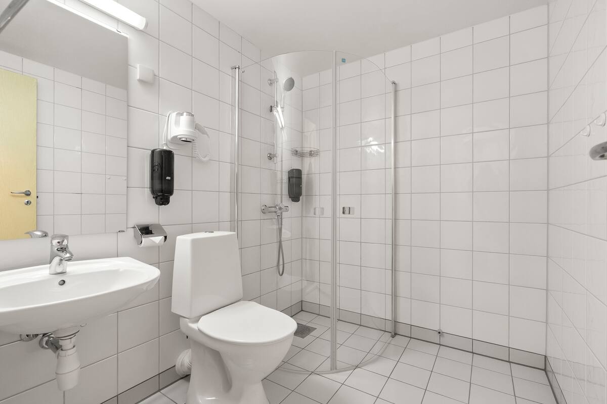 deluxe double room | bathroom | towels