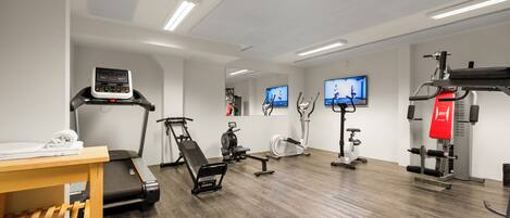 Ein Fitnessstudio mit Laufbändern, Ergometer und Kraftgeräten.