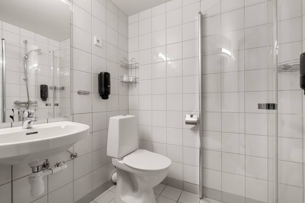 single room | bathroom | towels