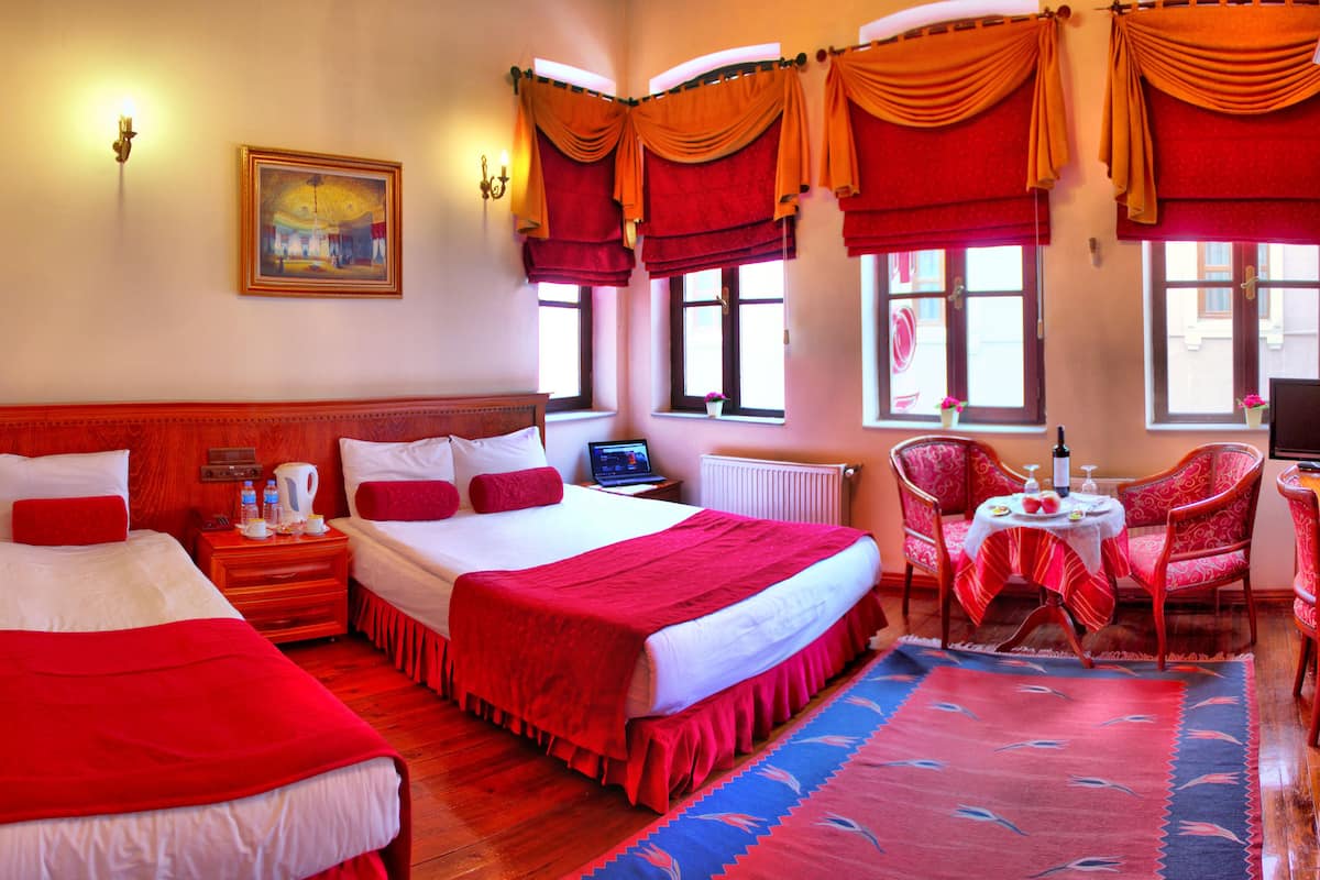 standard triple room | 1 bedroom, premium bedding, minibar, desk