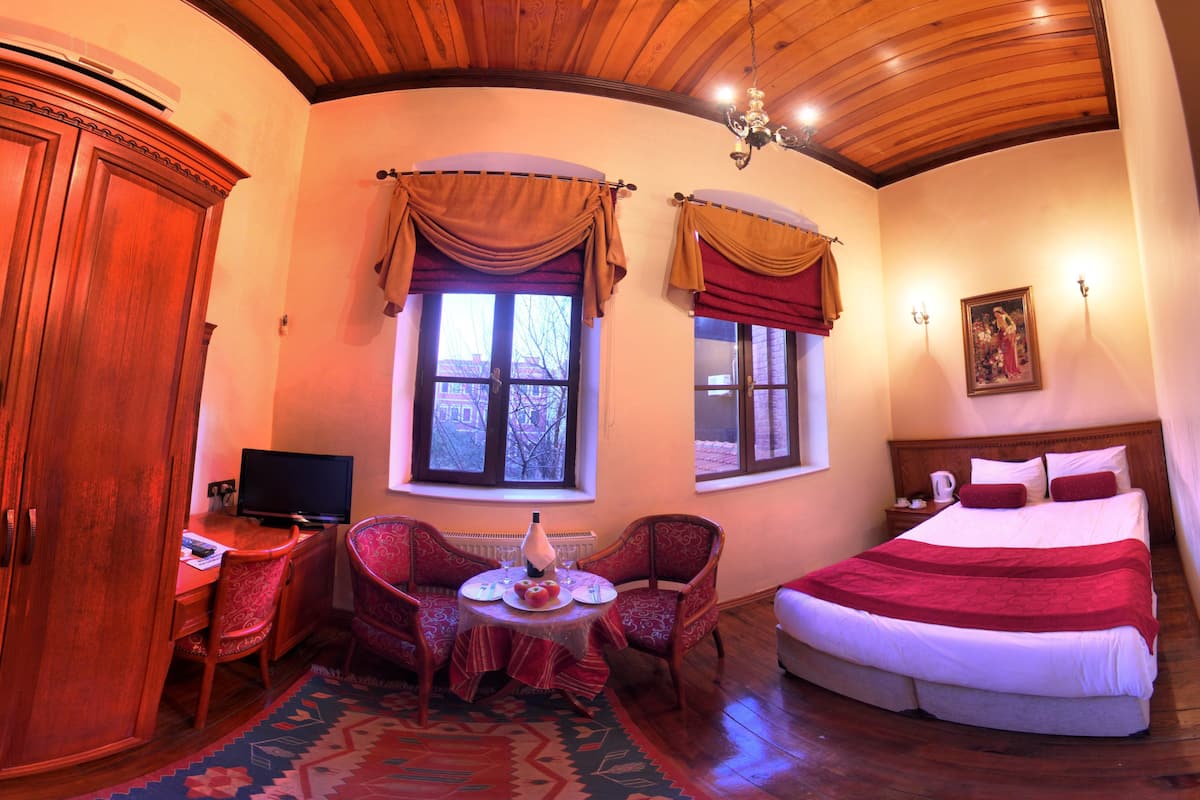 standard double room | 1 bedroom, premium bedding, minibar, desk