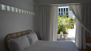 Suite | Seprai premium, bantalan ekstra lembut, brankas, dan tirai kedap cahaya