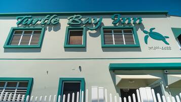 Vista frontal de la propiedad