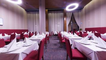 Daily continental breakfast (EUR 9.10 per person)