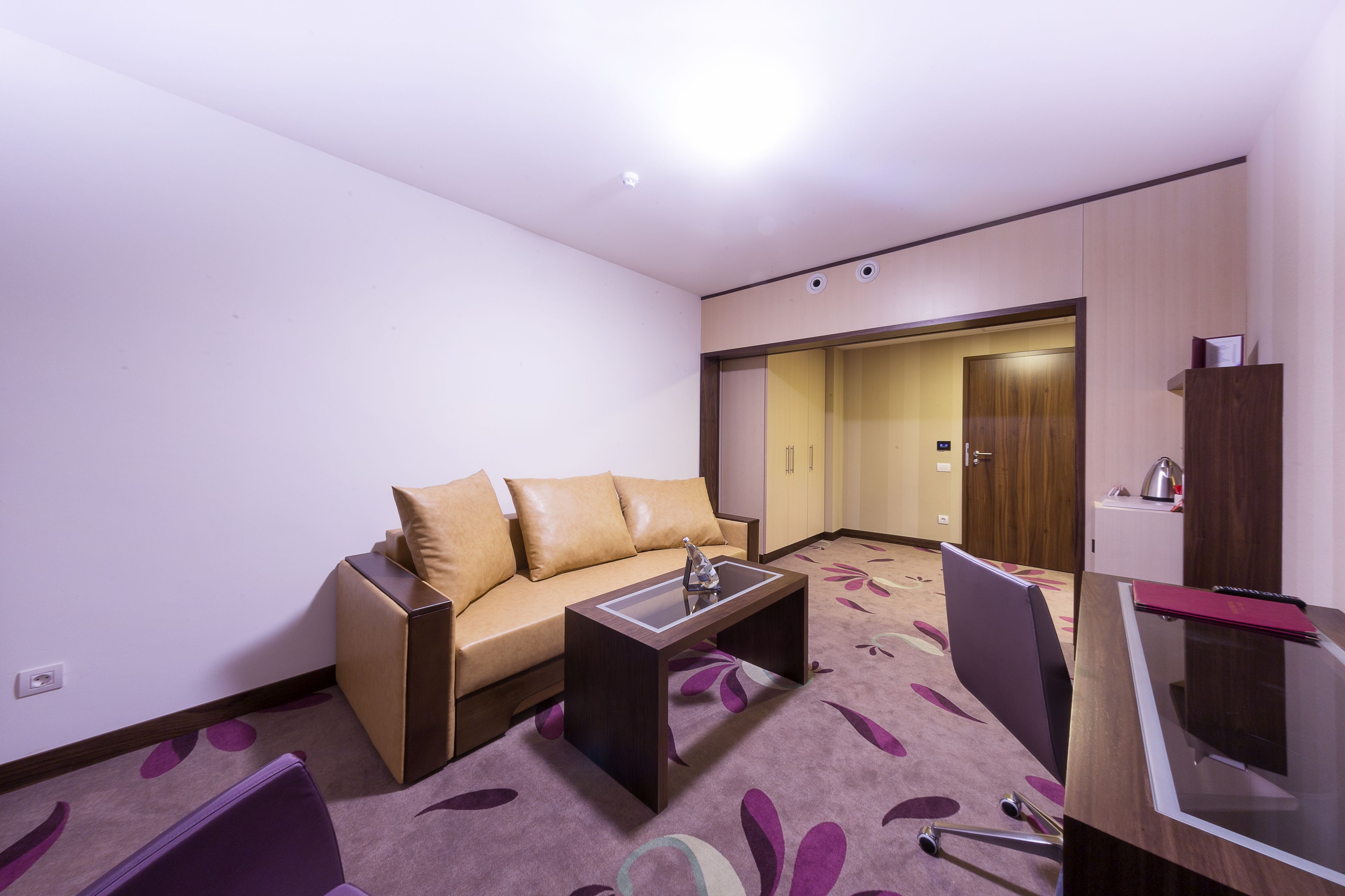 suite | minibar, in-room safe, soundproofing, iron/ironing board