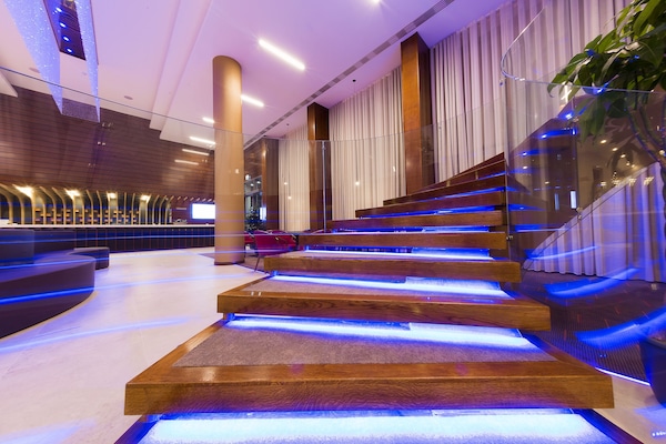 2 bars/lounges, lobby lounge