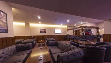 2 bars/lounges, lobby lounge