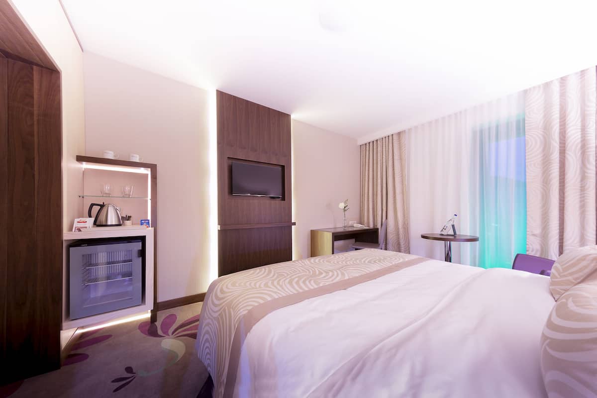 Superior Double or Twin Room | Minibar, in-room safe, soundproofing, iron/ironing board