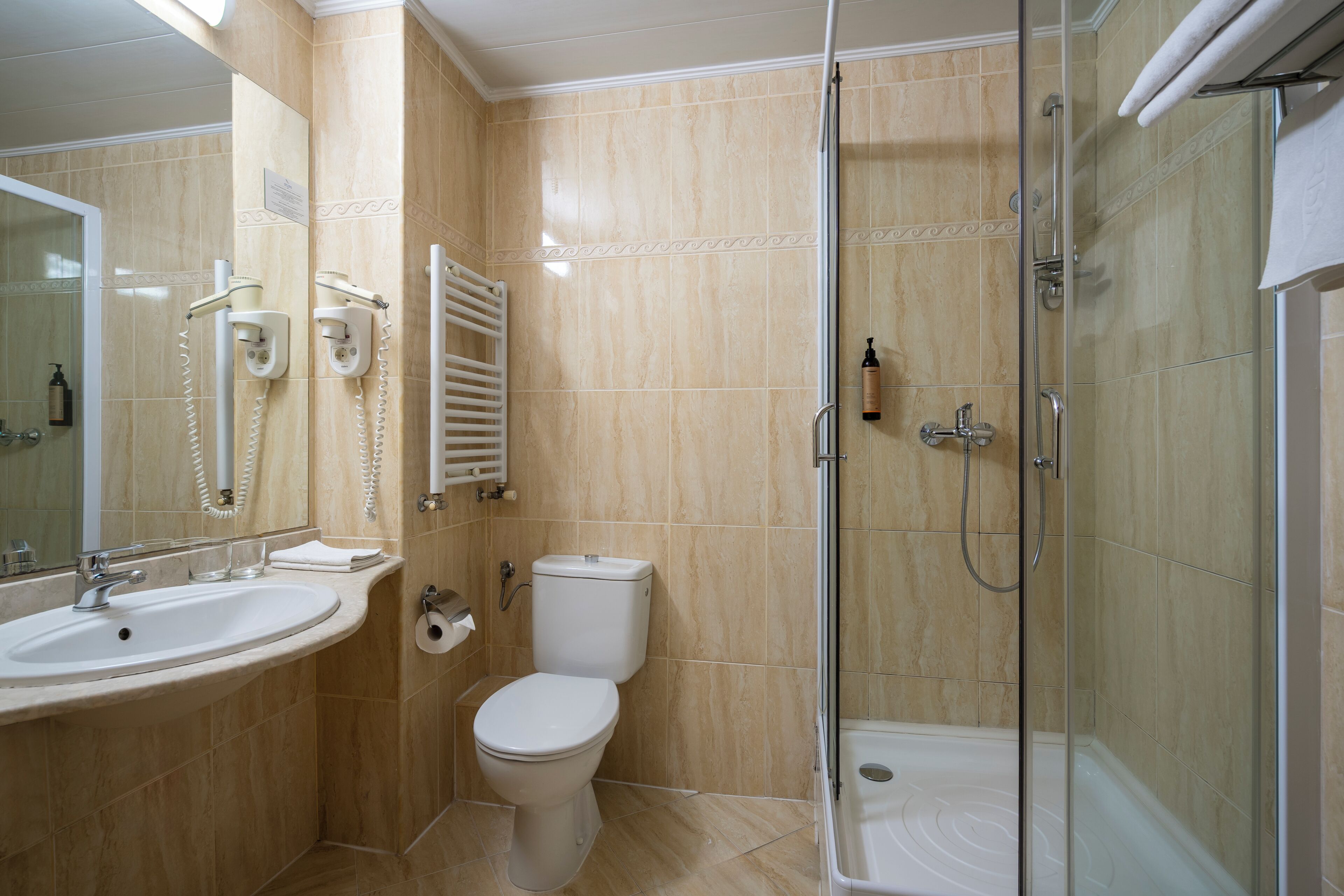 Douche, articles de toilette gratuits, sèche-cheveux