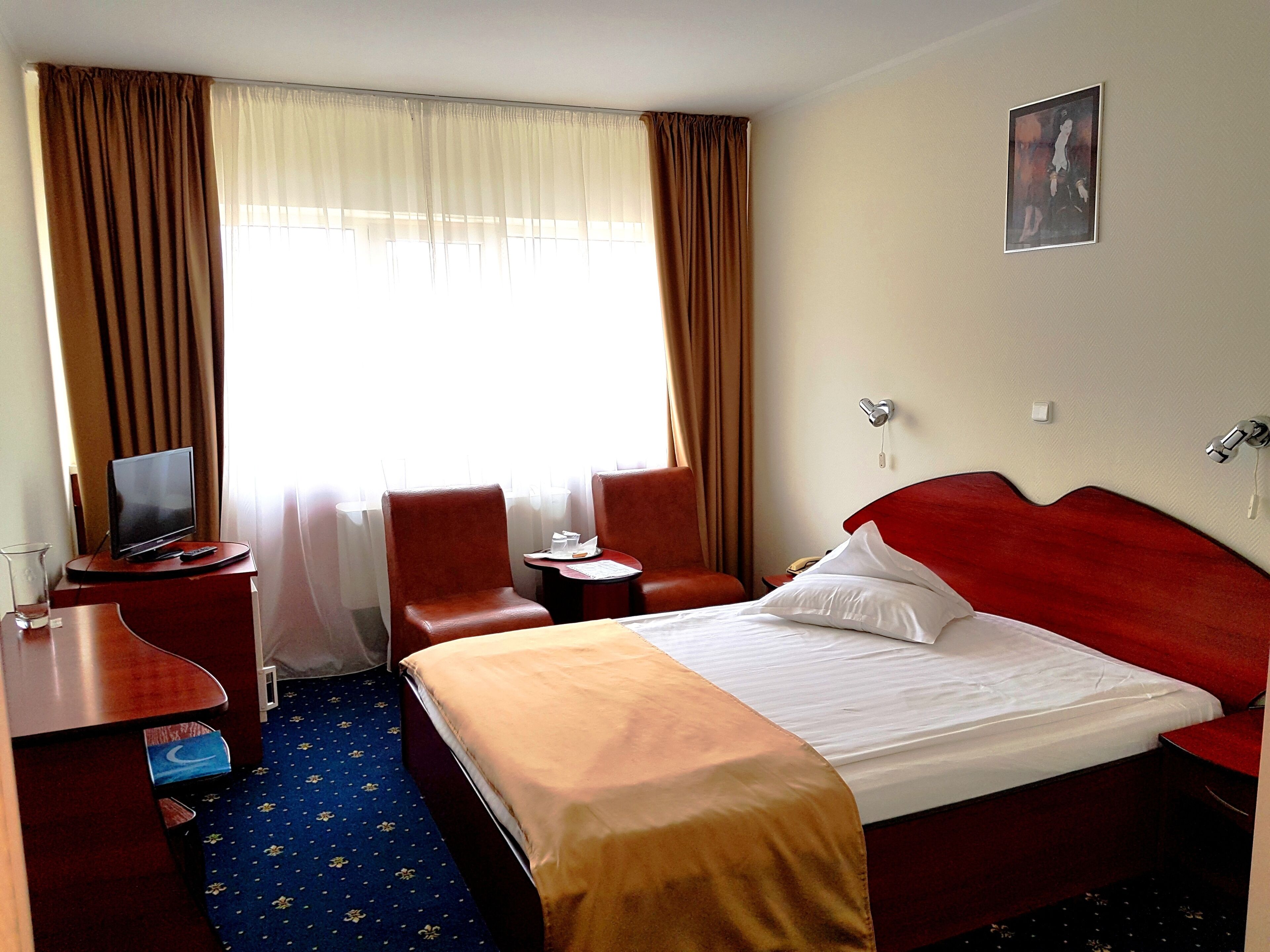 Minibar, in-room safe, desk, free WiFi