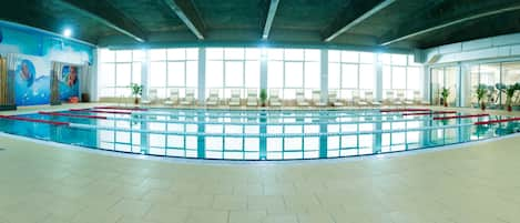 Indoor pool, sun loungers