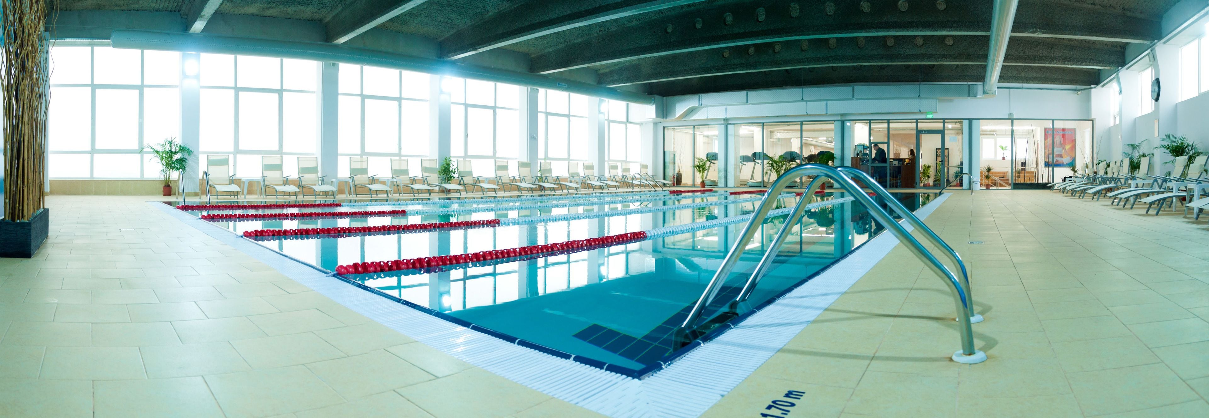 Piscine couverte, chaises longues