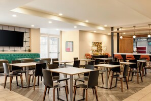 Breakfast and dinner served, American cuisine - Holiday Inn Birmingham - Hoover by IHG (Birmingham)