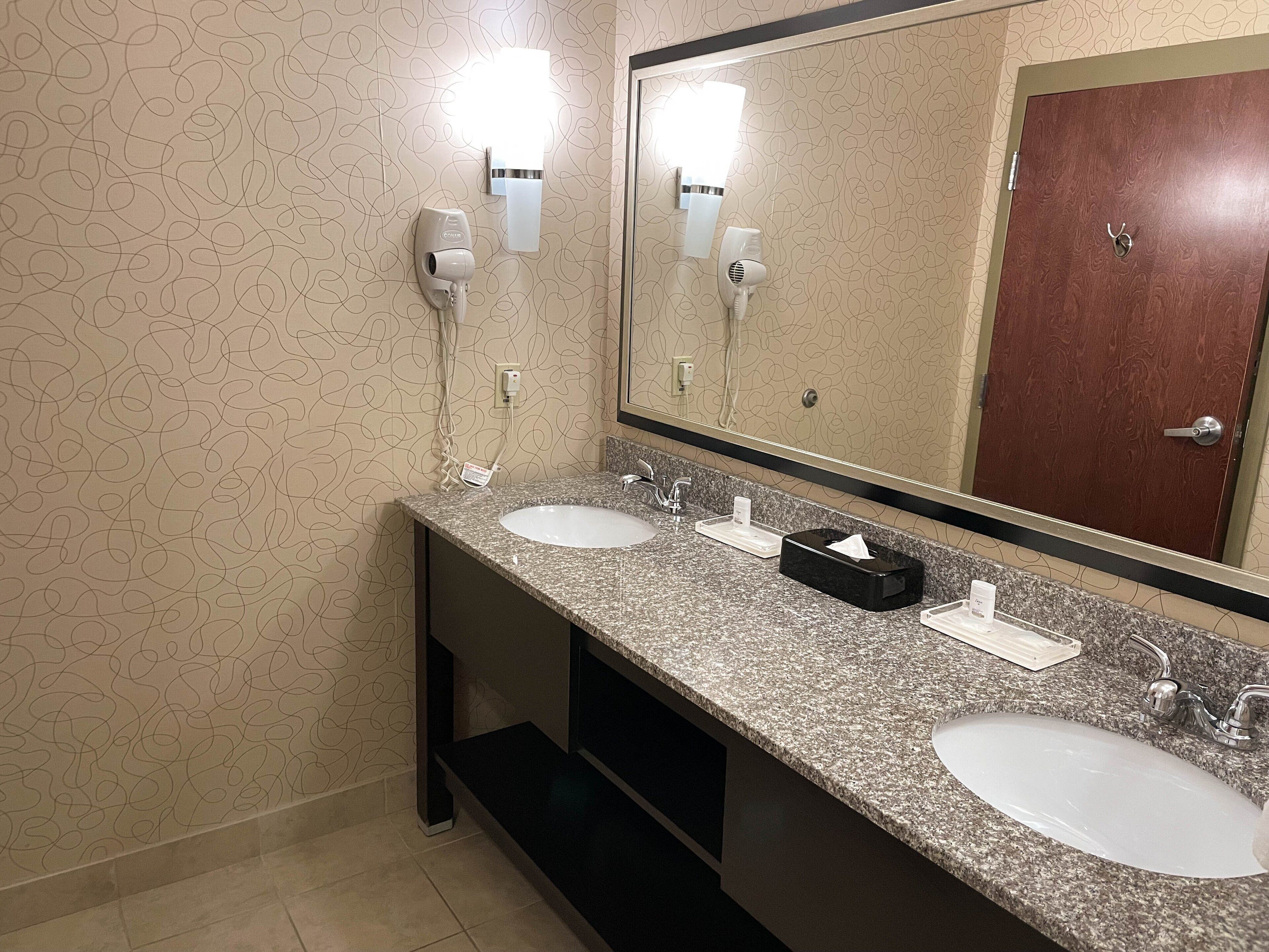standard room | bathroom | combined shower/bathtub, free toiletries, hair dryer, towels