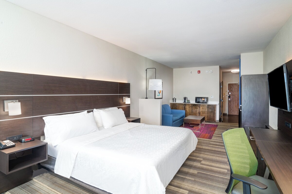 Suite, 1 kingsize bed | Luxe beddengoed, een kluis op de kamer, een bureau