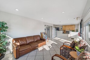 Lobby - Rodeway Inn Stockton Highway 99 (Stockton)