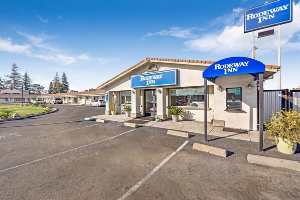 A Rodeway Inn with a clear entrance, a parking lot, and a well-maintained exterior. - Rodeway Inn Stockton Highway 99 (Stockton)