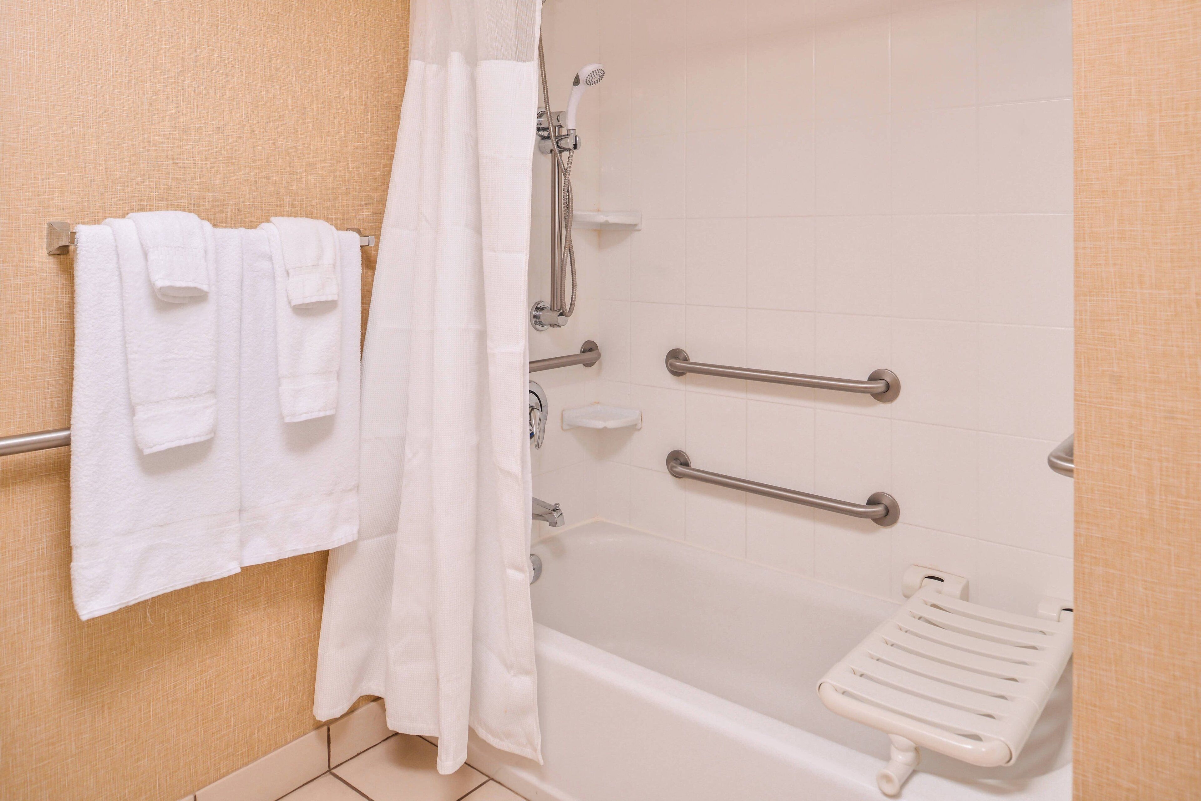 combined shower/bathtub, hair dryer, towels