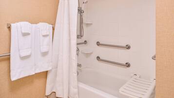 Ensemble douche/baignoire, sĂšche-cheveux, serviettes fournies