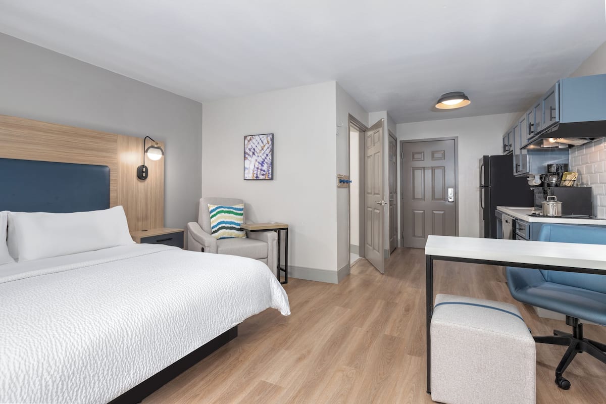 1 bedroom, desk, laptop workspace, blackout drapes
