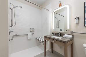 Combined shower/bathtub, free toiletries, hair dryer, towels