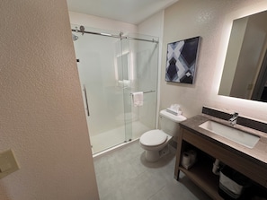 Combined shower/tub, free toiletries, hair dryer, towels