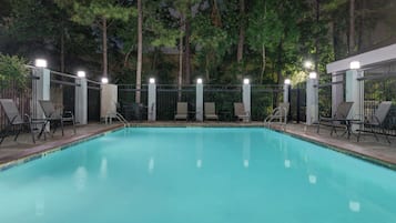 Utendørsbasseng og solsenger