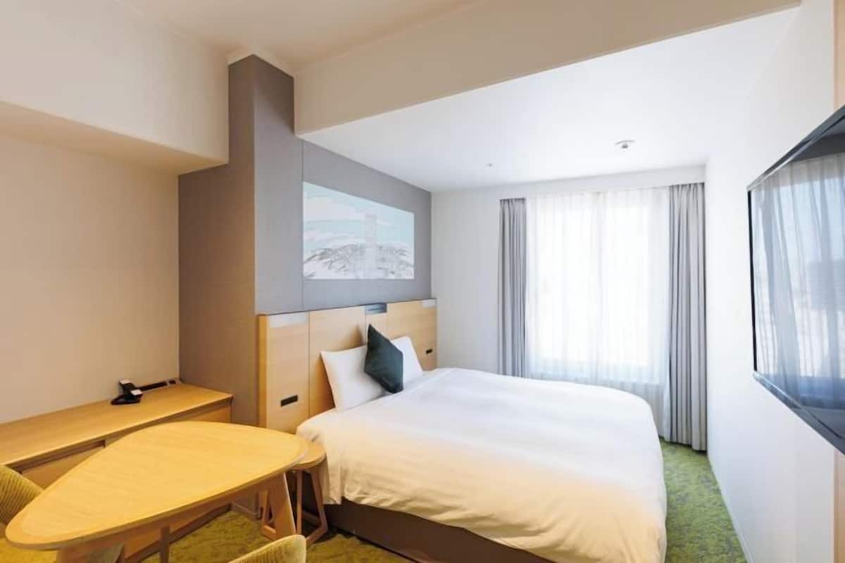 Escritorio, wifi gratis, ropa de cama