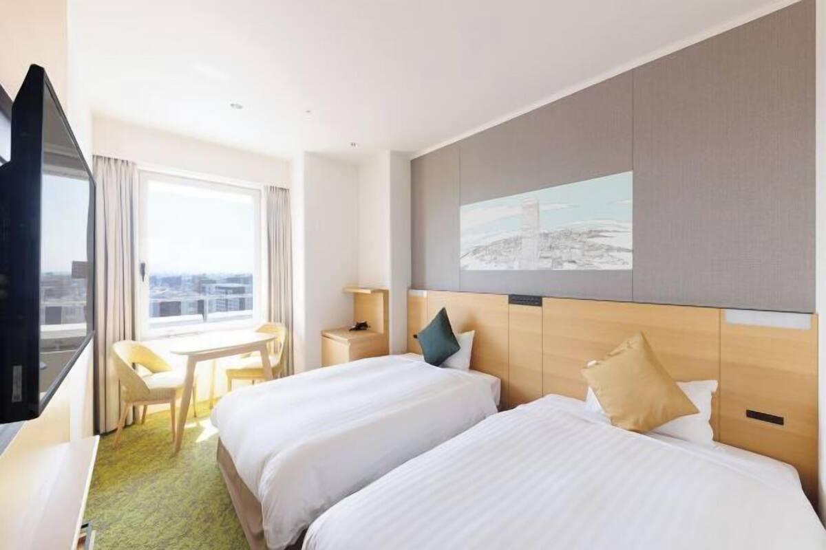 Escritorio, wifi gratis, ropa de cama