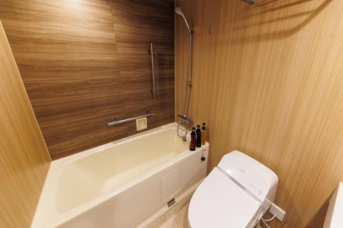 Combined shower/bathtub, free toiletries, hair dryer, electronic bidet