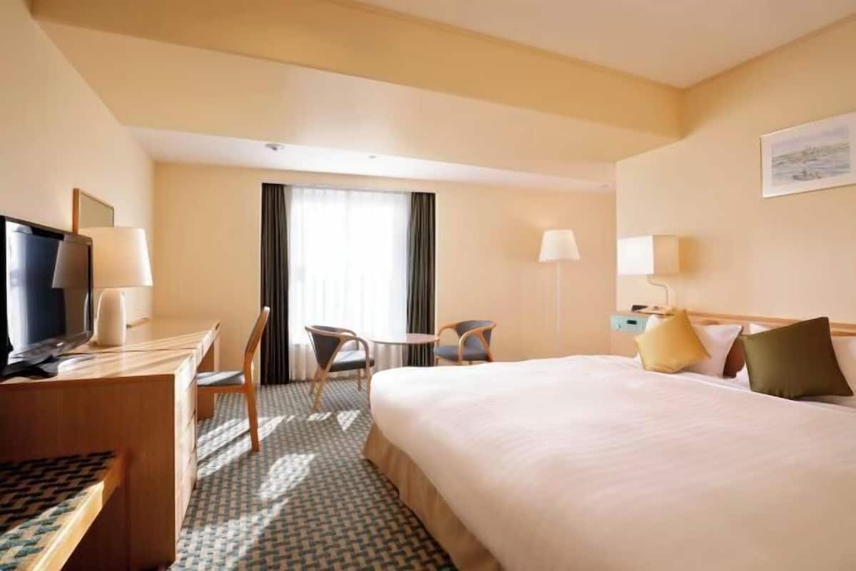 Desk, free WiFi, bed sheets