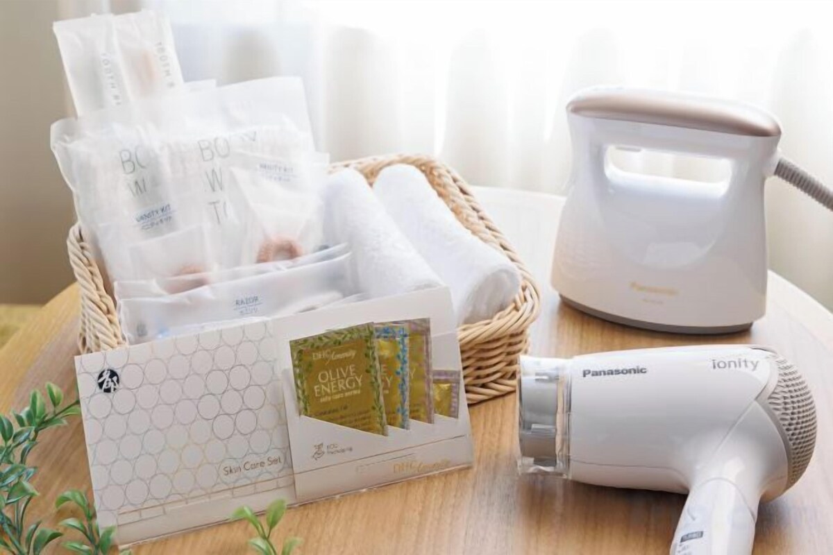 Ducha y bañera combinadas y artículos de higiene personal gratuitos
